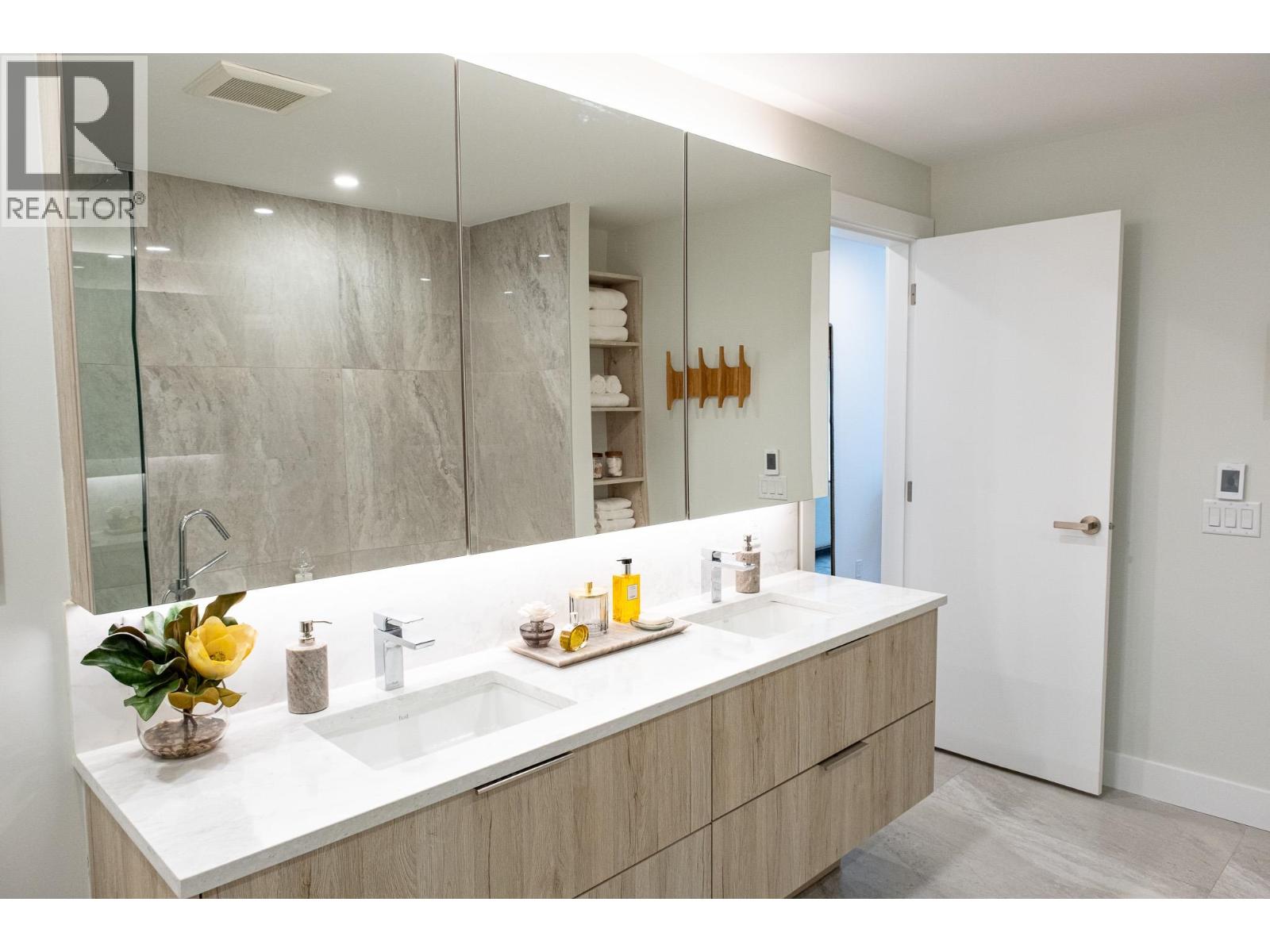 305 423 6TH STREET, West Vancouver