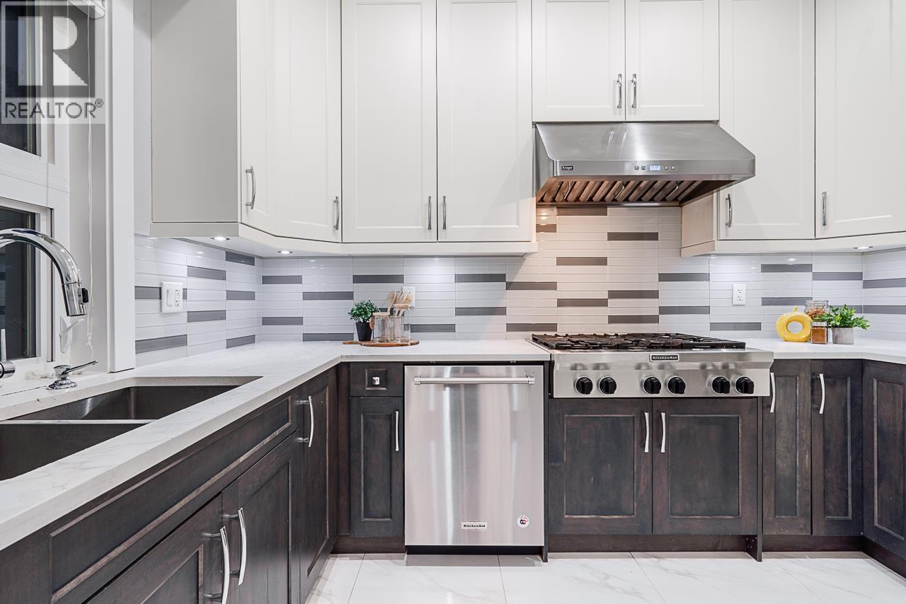 8433 10TH AVENUE, Burnaby