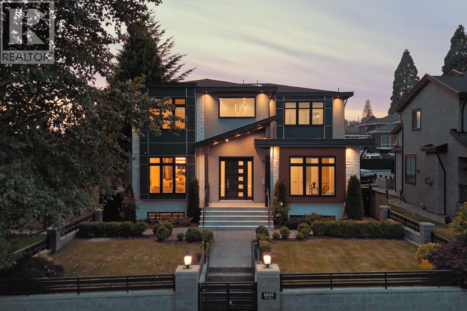 8433 10TH AVENUE, Burnaby