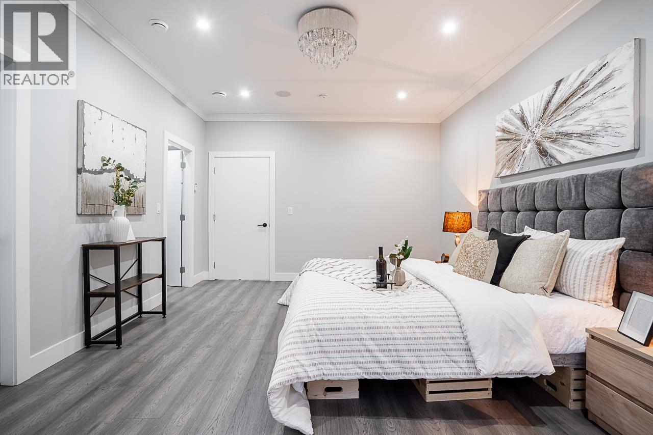 8433 10TH AVENUE, Burnaby