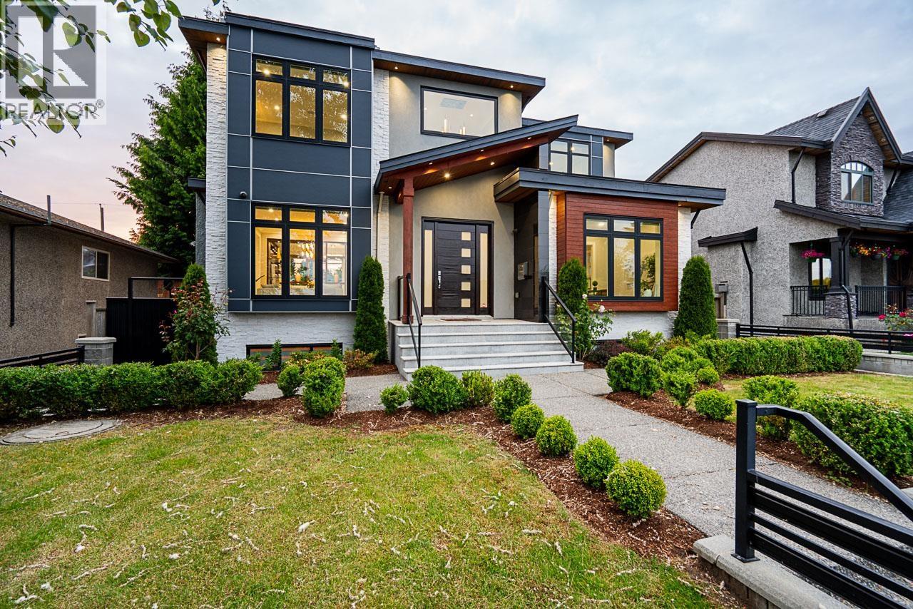 8433 10TH AVENUE, Burnaby