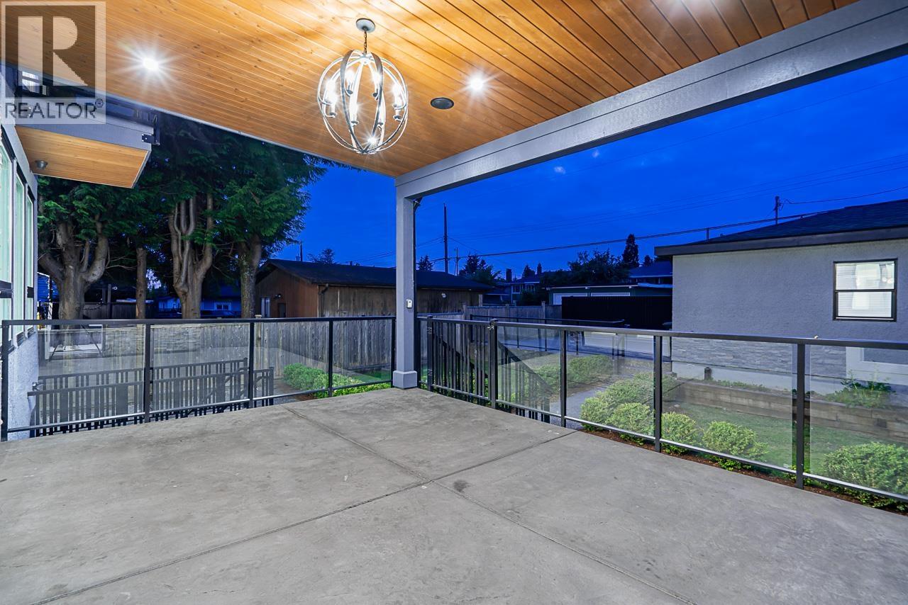 8433 10TH AVENUE, Burnaby