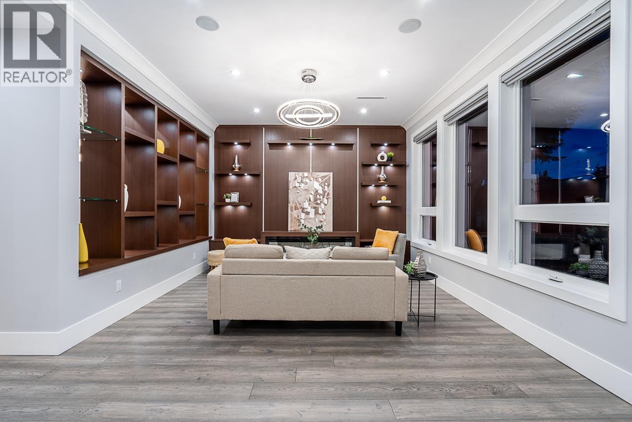 8433 10TH AVENUE, Burnaby