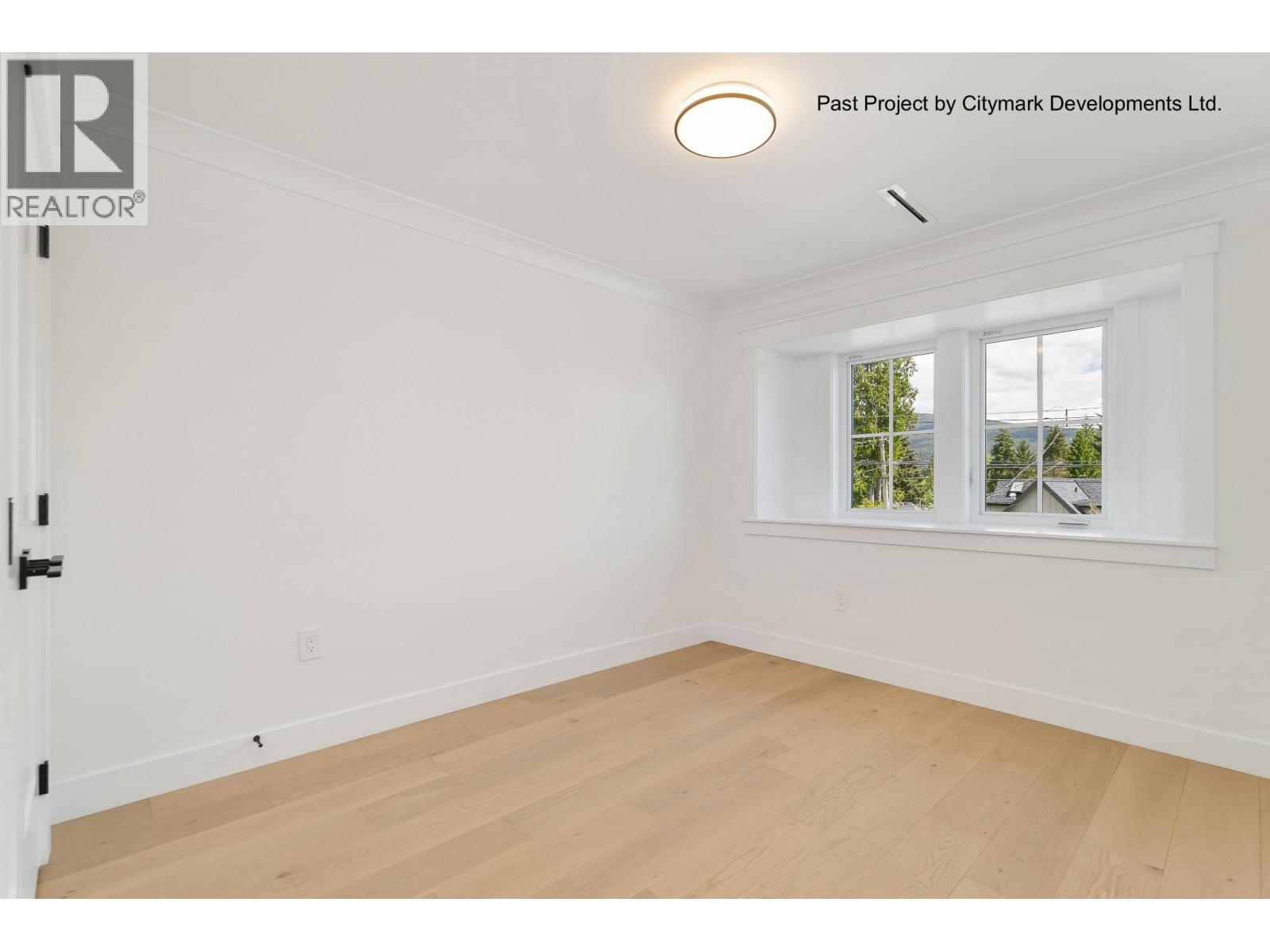 House in North Vancouver - Image 11