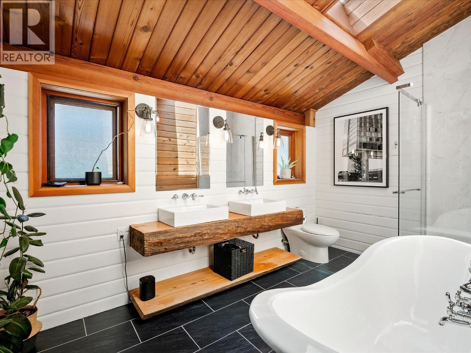 2040 MIDNIGHT WAY, Squamish