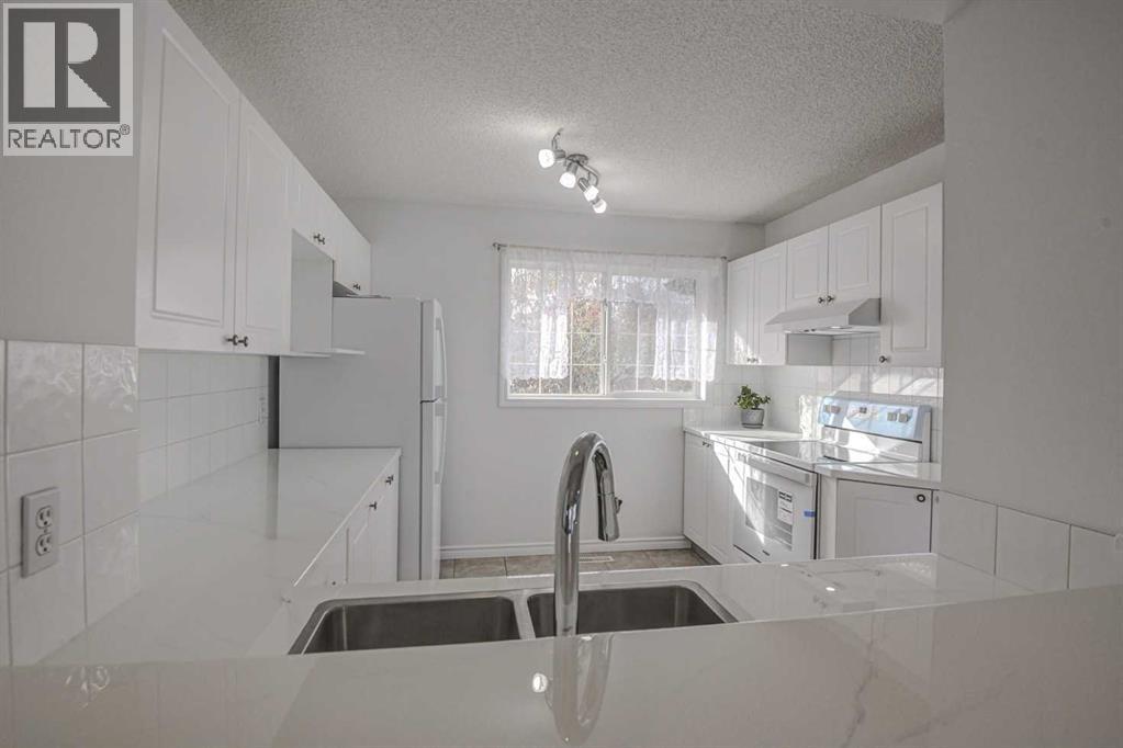 Single Family House for Sale in  Somerside Close SW Somerset Calgary 