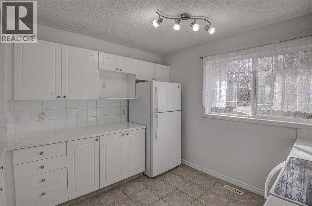 Single Family House for Sale in  Somerside Close SW Somerset Calgary 
