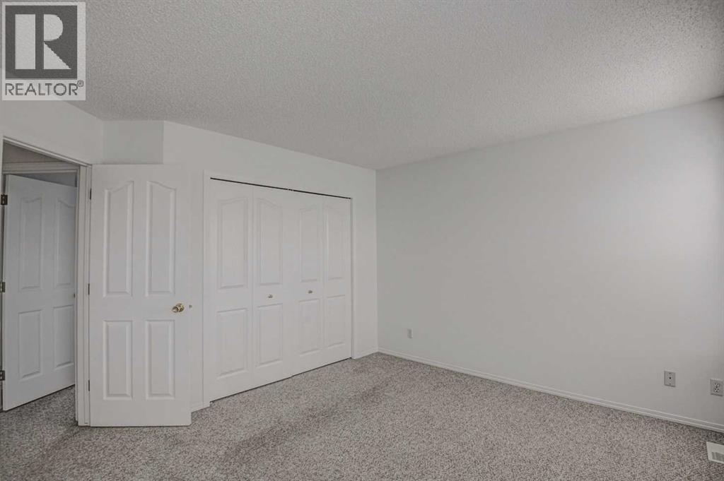Single Family House for Sale in  Somerside Close SW Somerset Calgary 