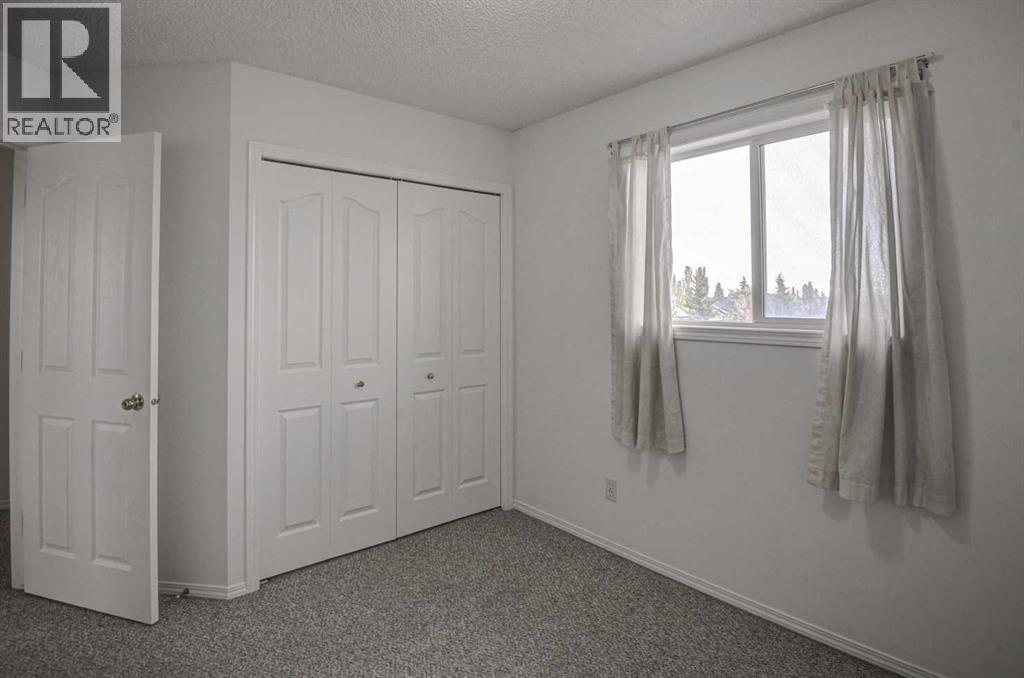 Single Family House for Sale in  Somerside Close SW Somerset Calgary 