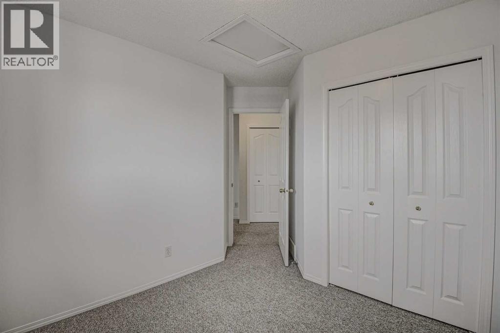 Single Family House for Sale in  Somerside Close SW Somerset Calgary 