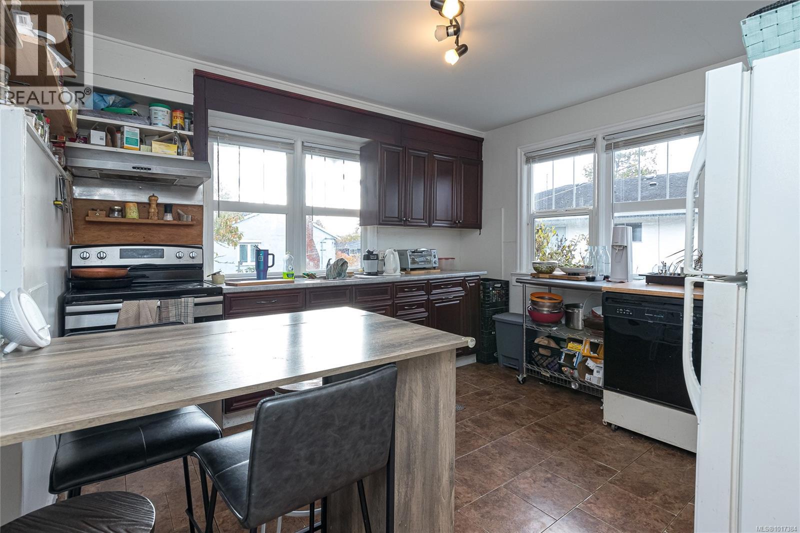  2819 Richmond Road, Saanich