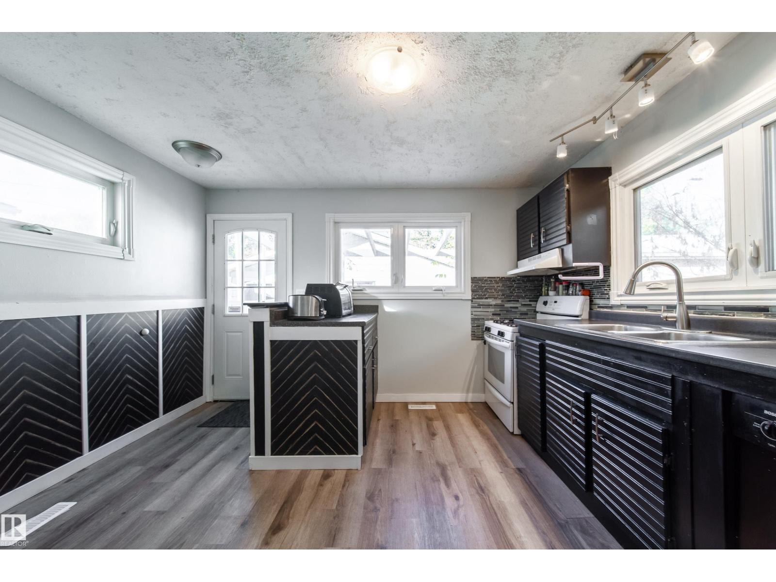 11536 83 ST NW, Edmonton