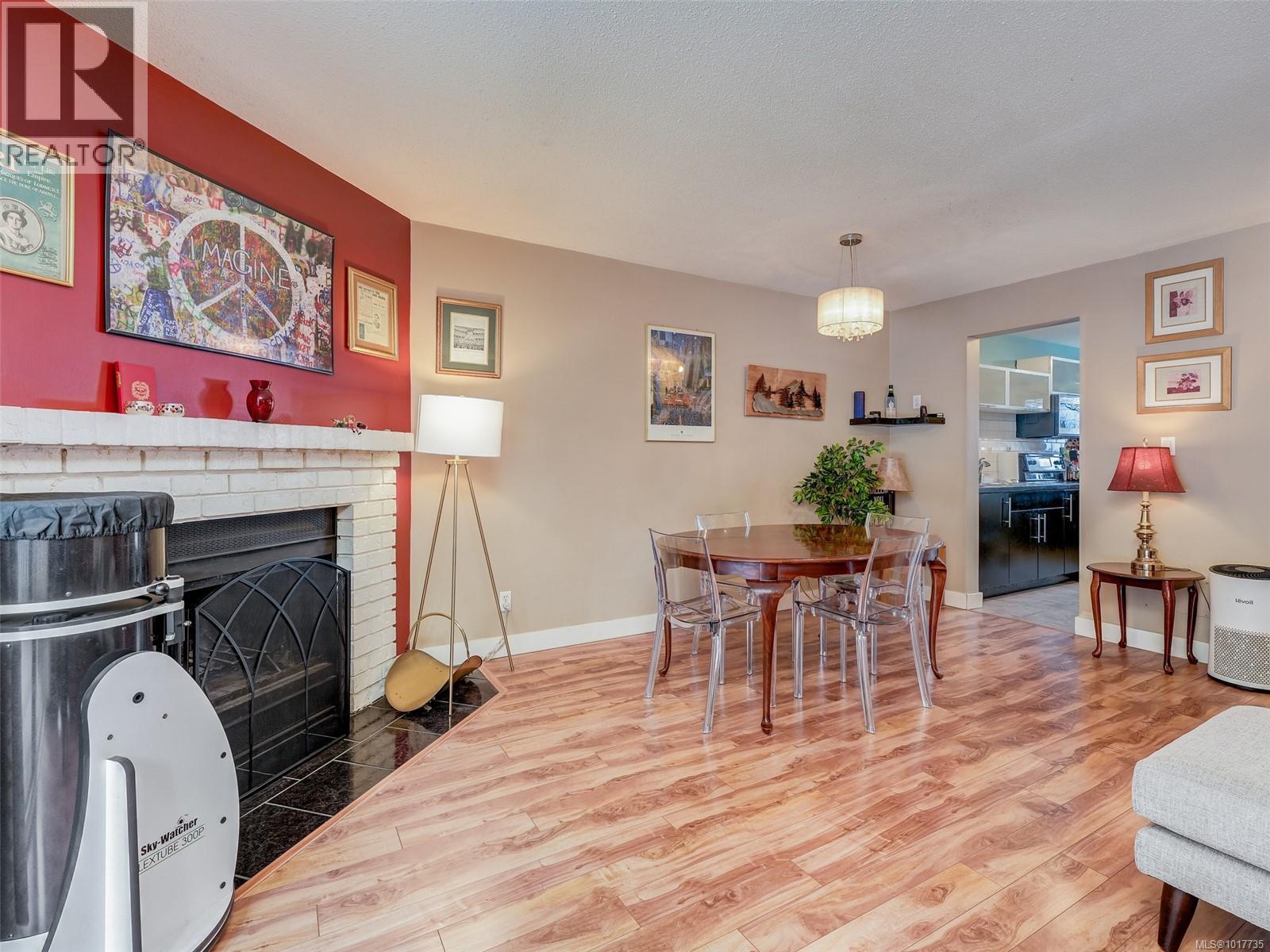 4 379 Wale Rd, Colwood