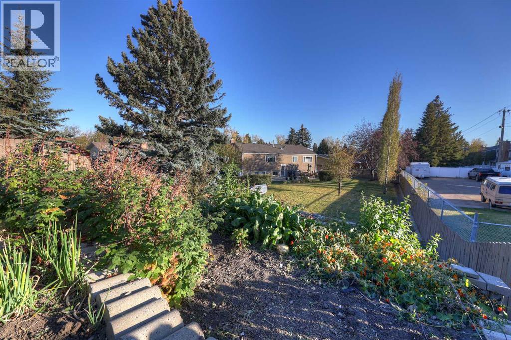 Single Family House Bi-level for Sale in  Thornwood Close NW Thorncliffe Calgary 
