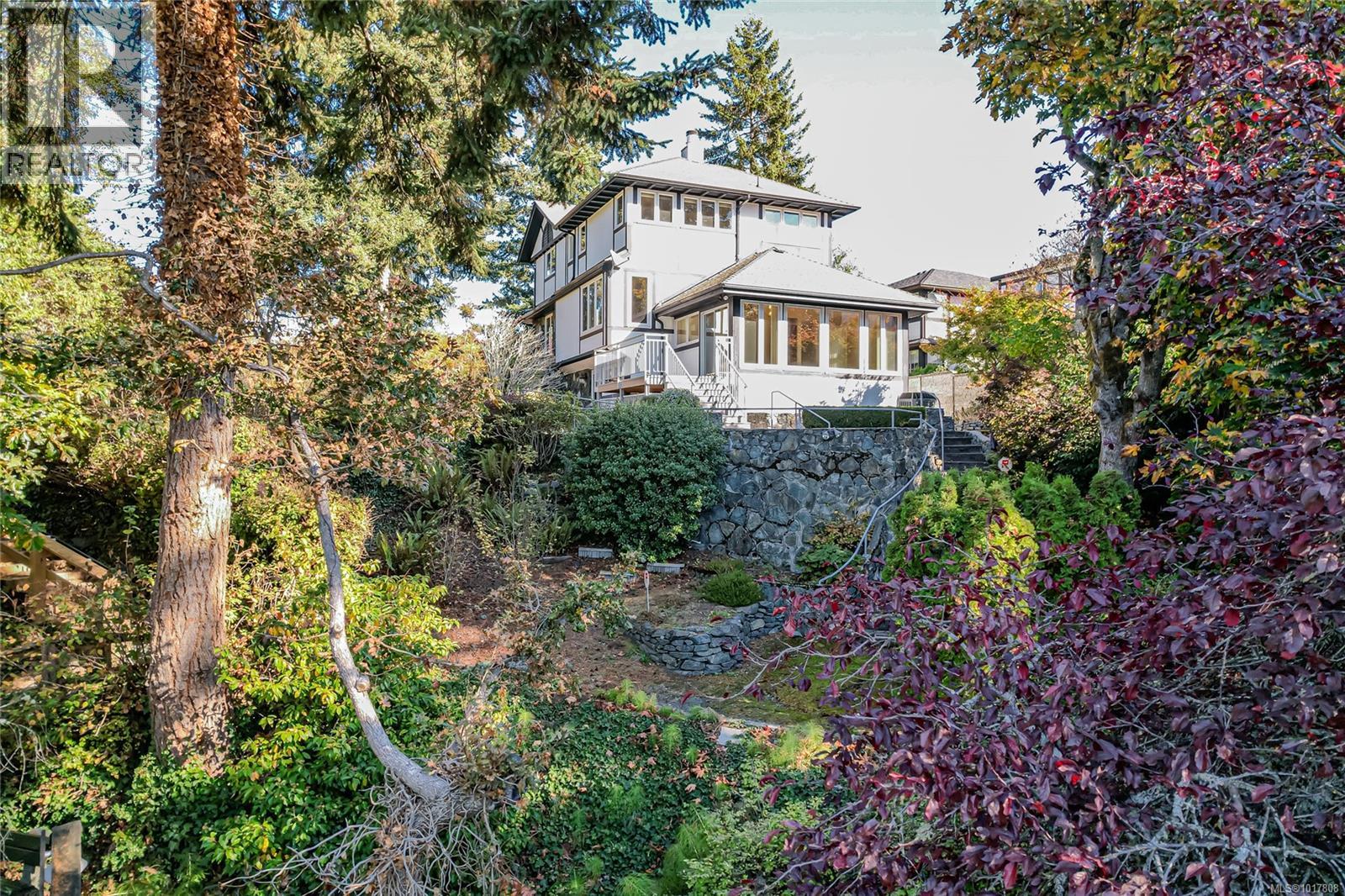  7 Governors Point Road, View Royal