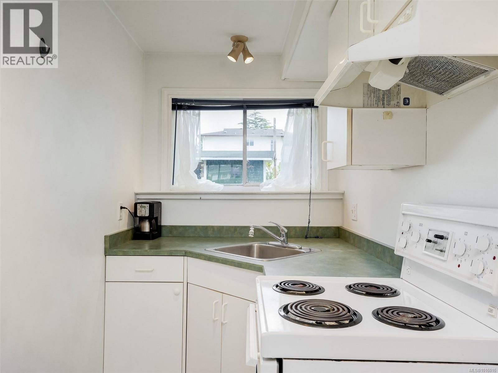  3983 Oakwood Street, Saanich