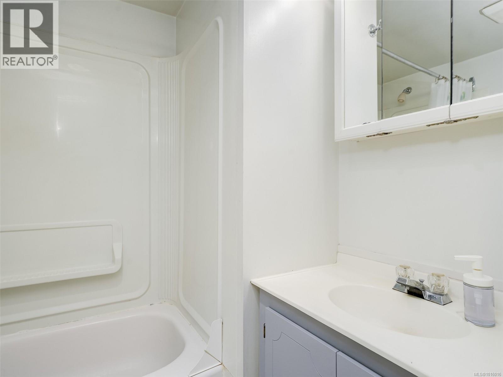  3983 Oakwood Street, Saanich