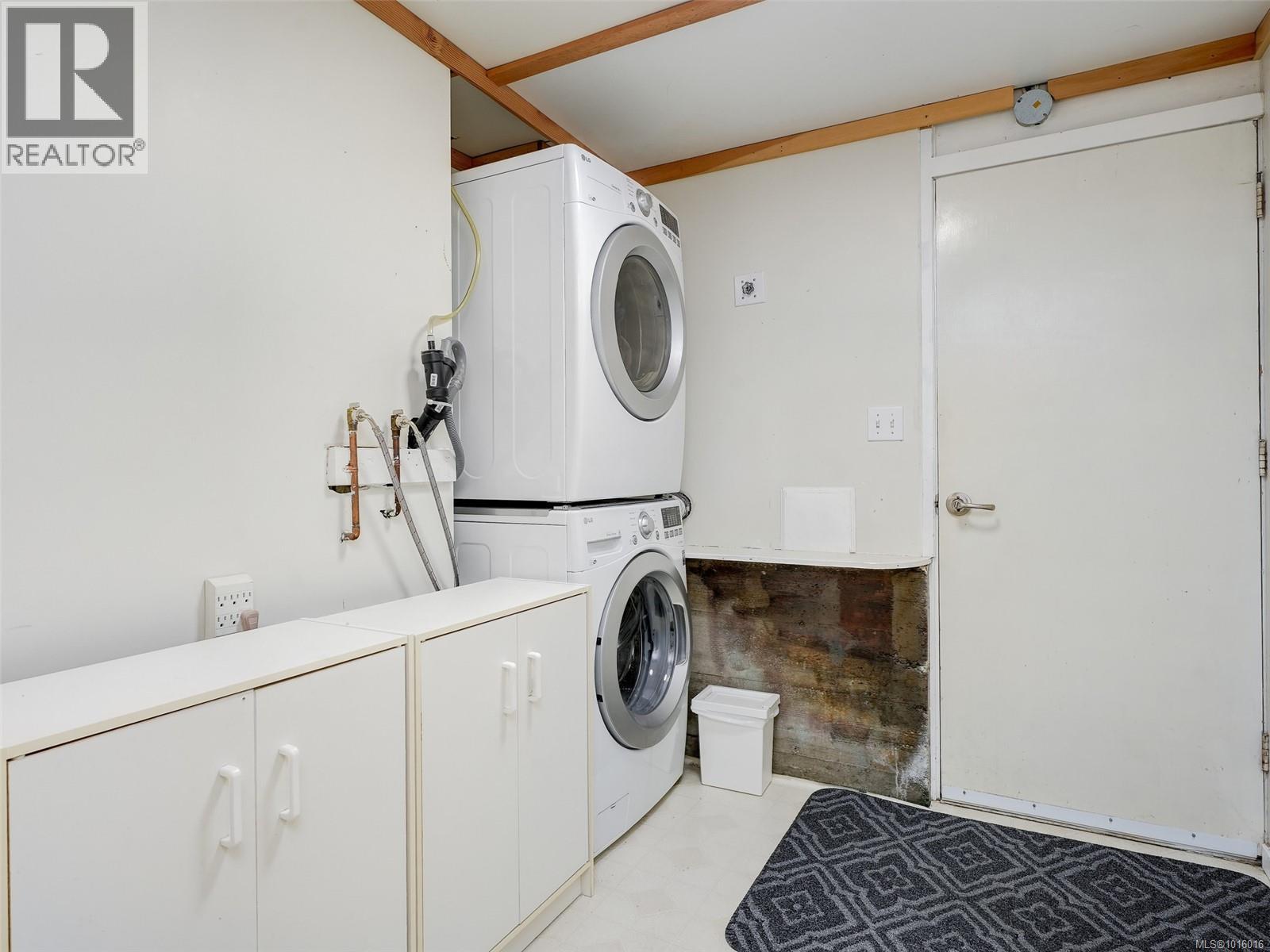  3983 Oakwood Street, Saanich