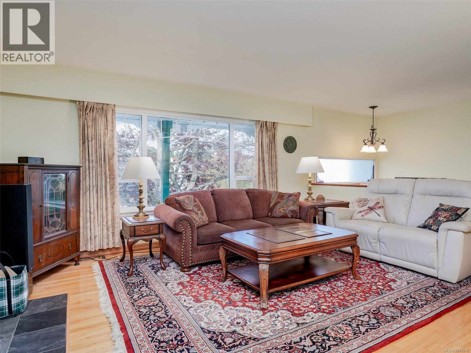  3983 Oakwood Street, Saanich
