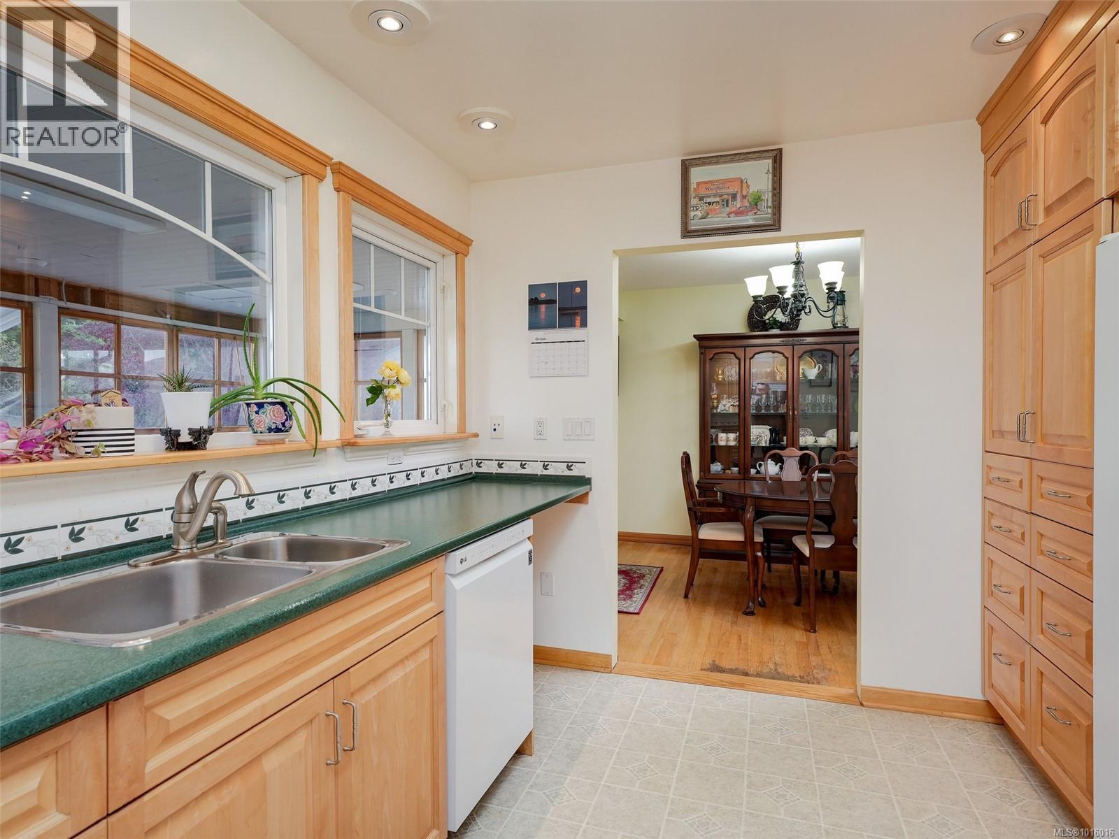  3983 Oakwood Street, Saanich