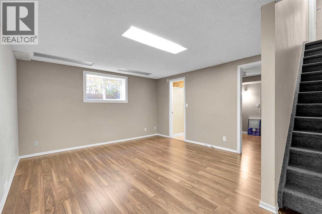 Single Family House for Sale in  Edgedale Road NW Edgemont Calgary 