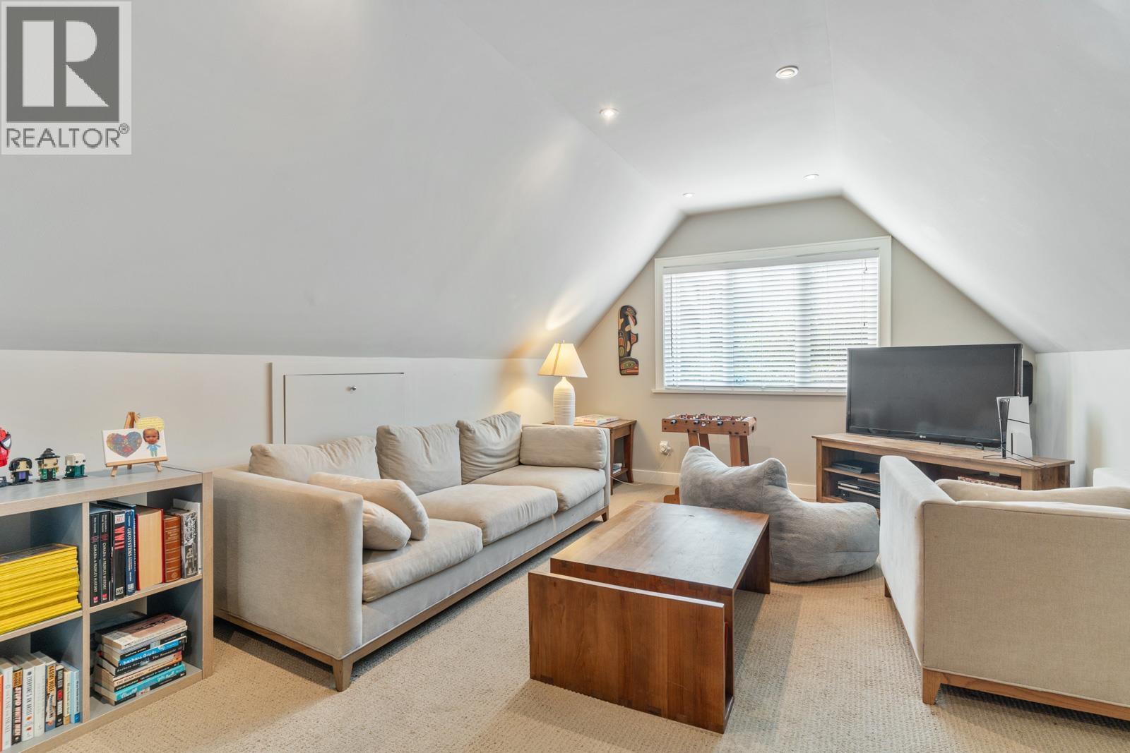 3760 BAYRIDGE AVENUE, West Vancouver