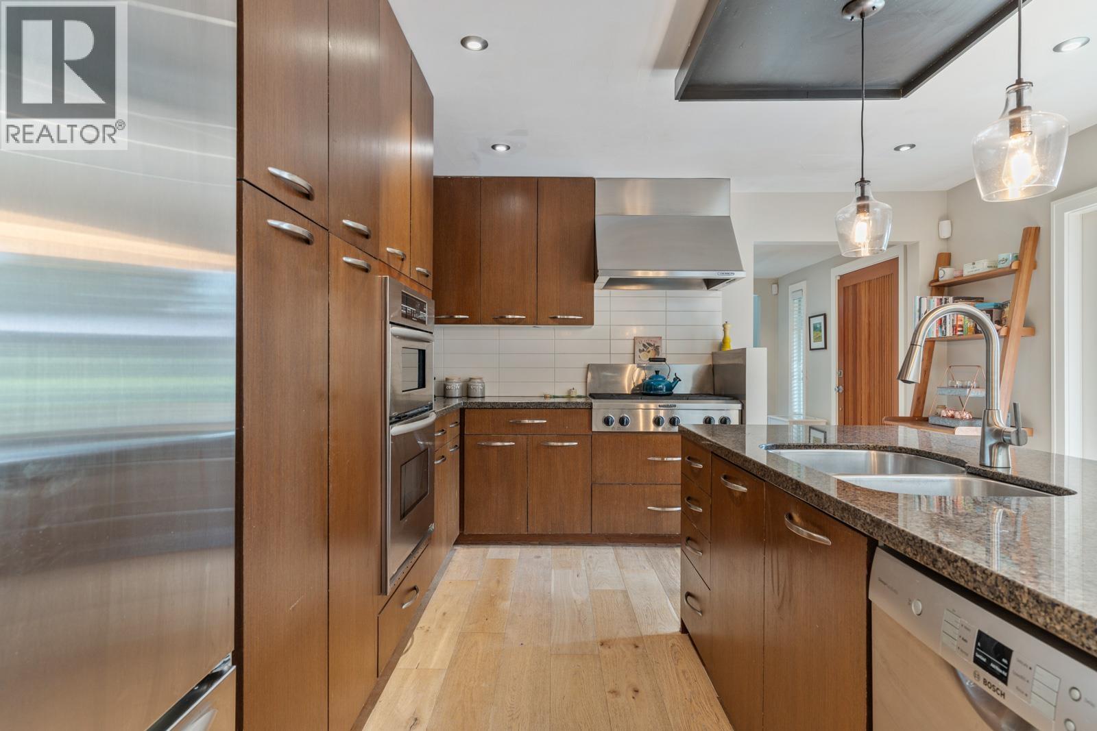 3760 BAYRIDGE AVENUE, West Vancouver