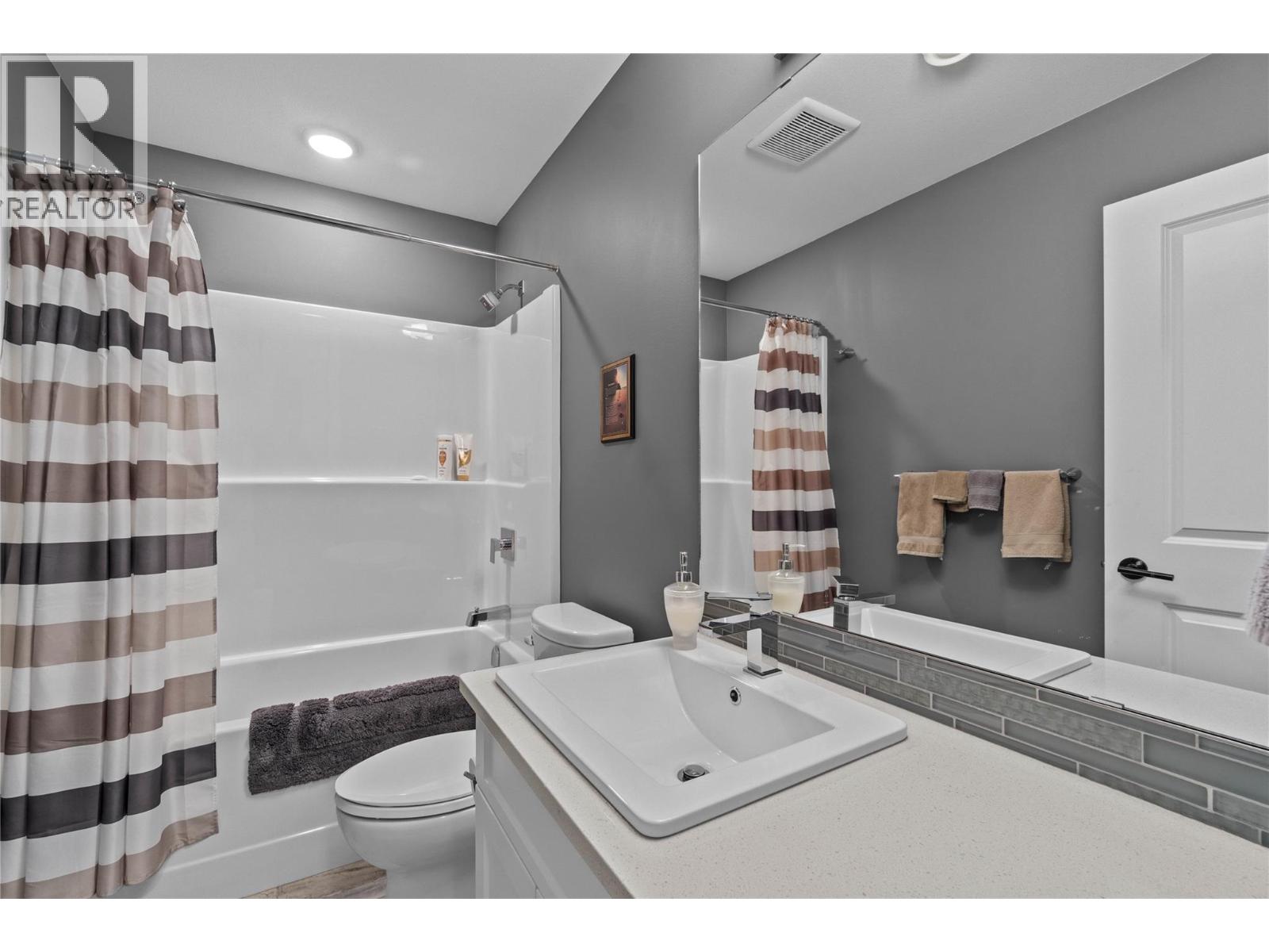 32 1791 10 Street Southwest, Salmon Arm