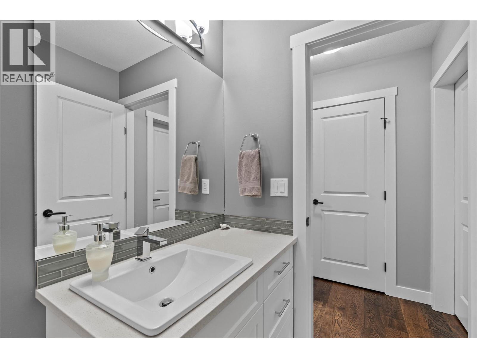 32 1791 10 Street Southwest, Salmon Arm