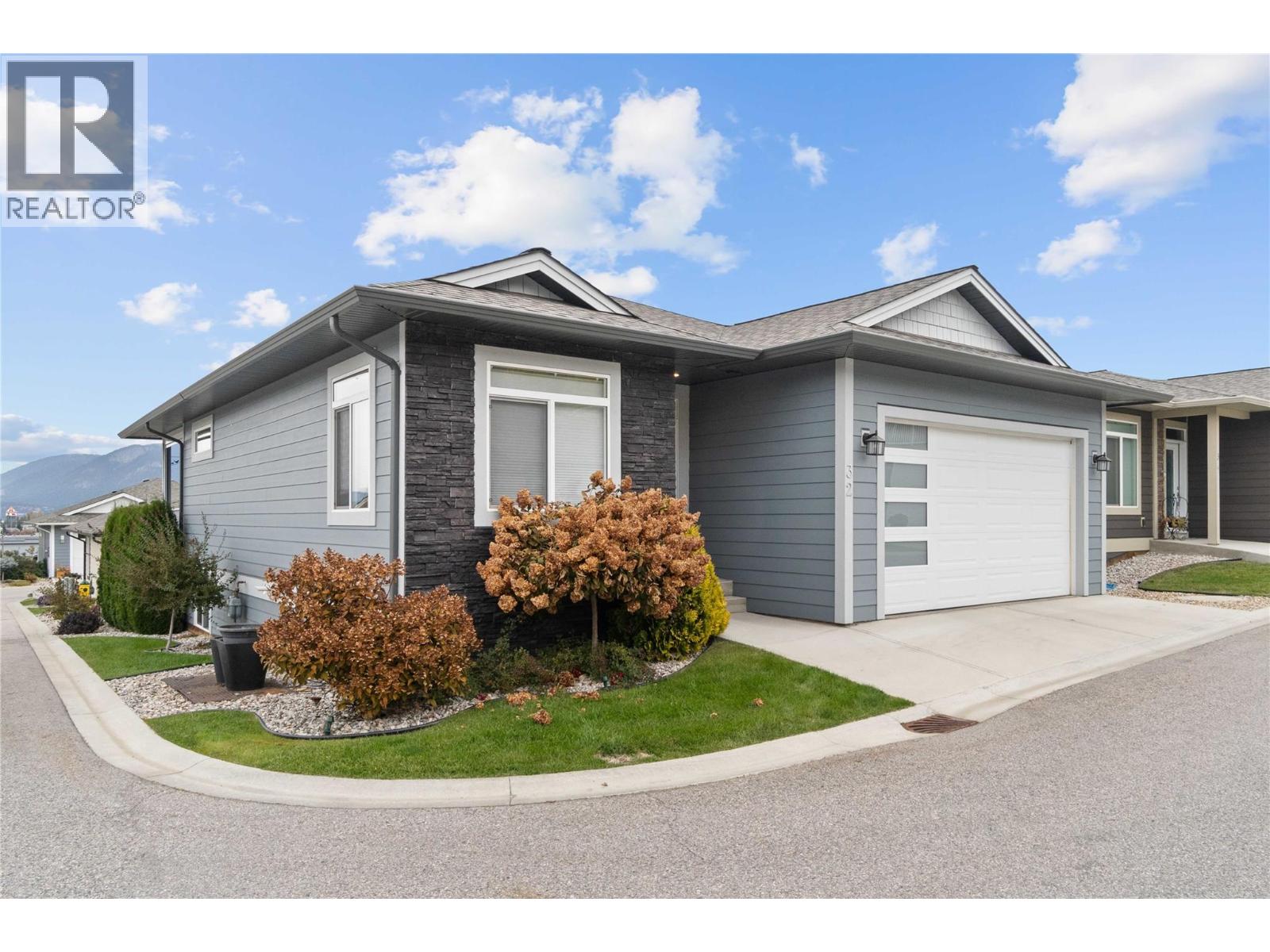 32 1791 10 Street Southwest, Salmon Arm