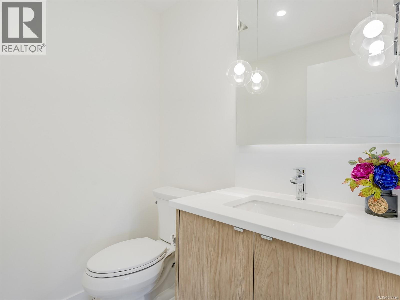 302 5120 Cordova Bay Road, Saanich