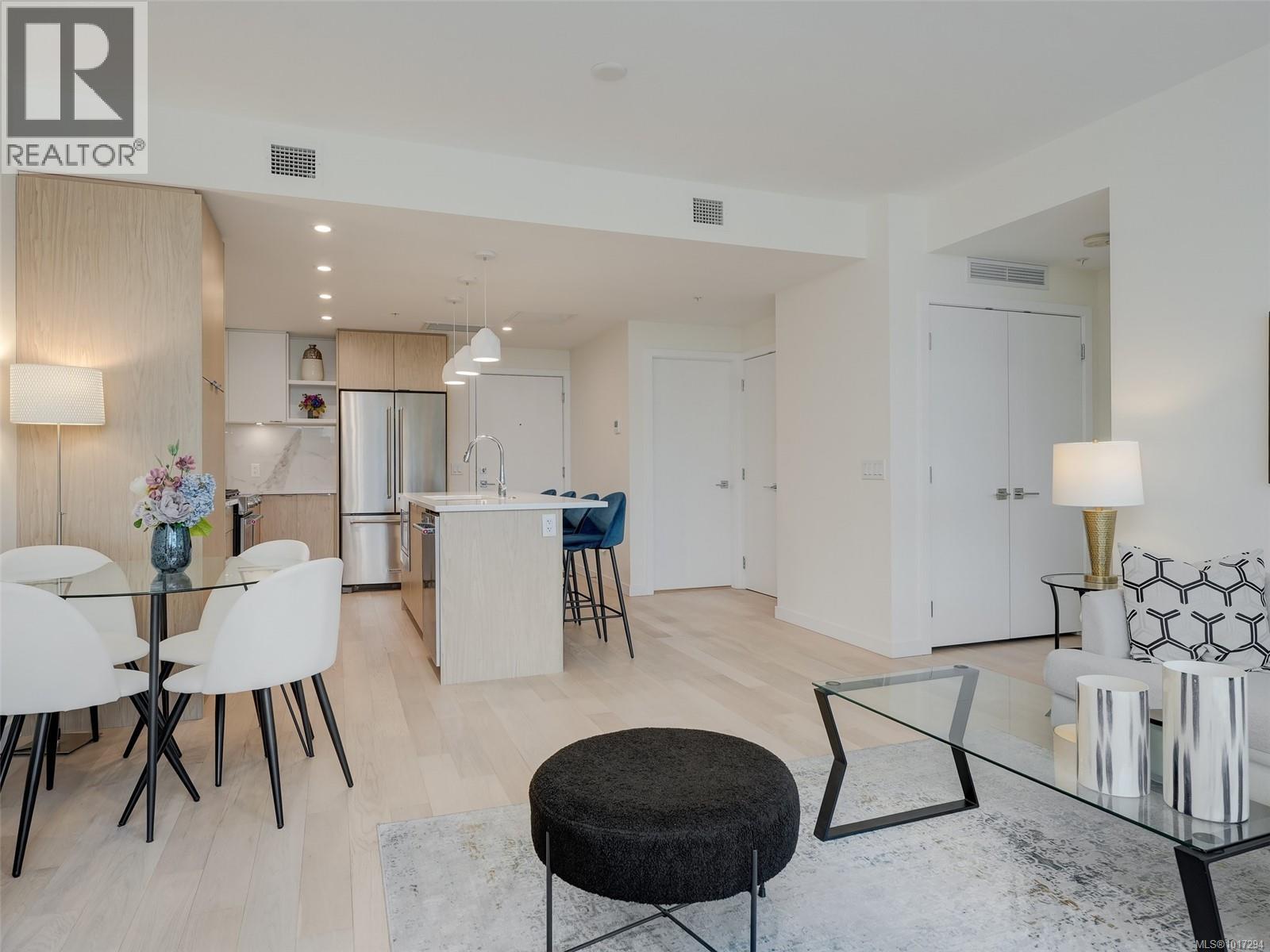 302 5120 Cordova Bay Road, Saanich