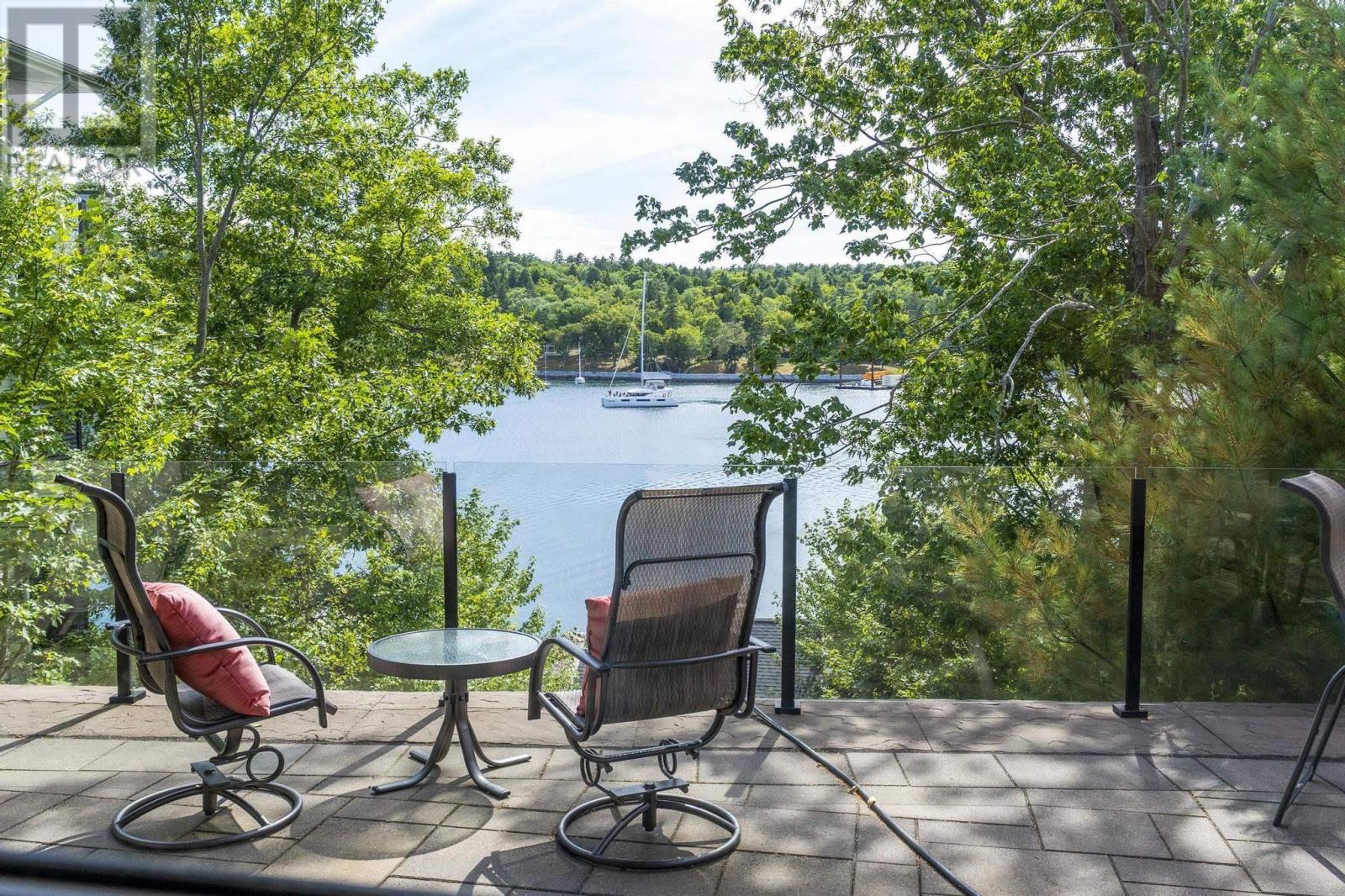 Property 37 of 51 of 1170 Rockcliffe Street