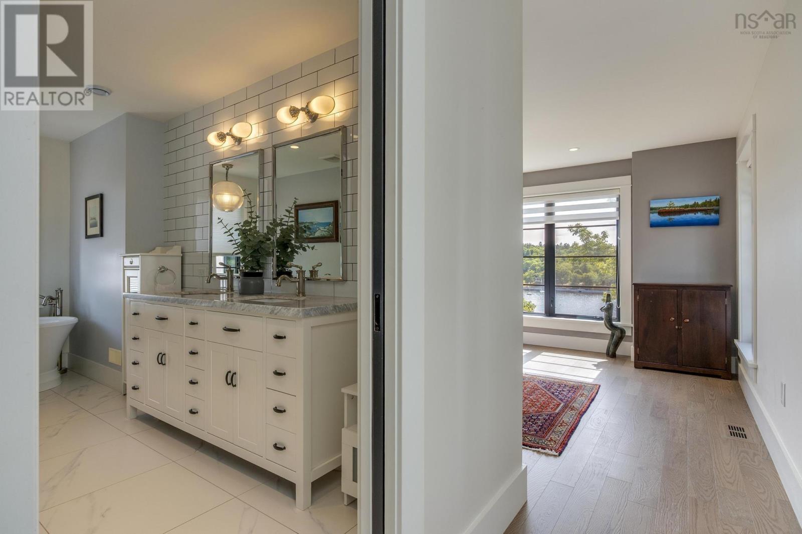 Property 27 of 51 of 1170 Rockcliffe Street