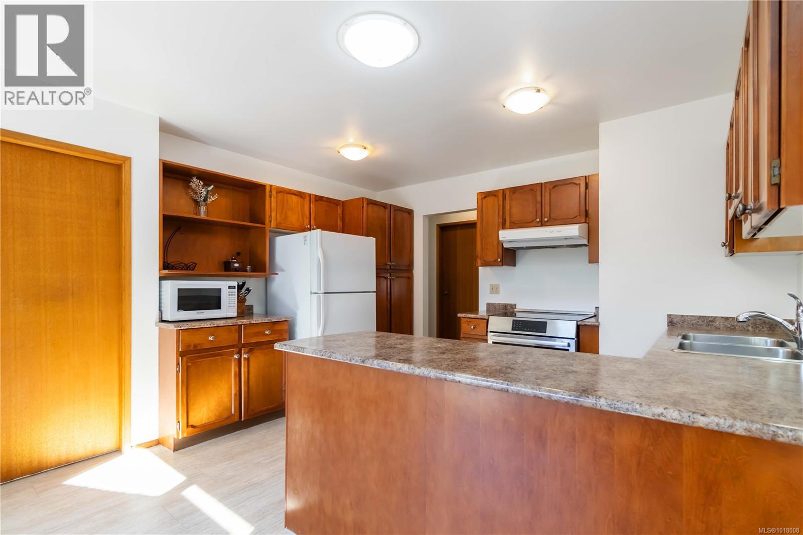  711 Miller Avenue, Saanich
