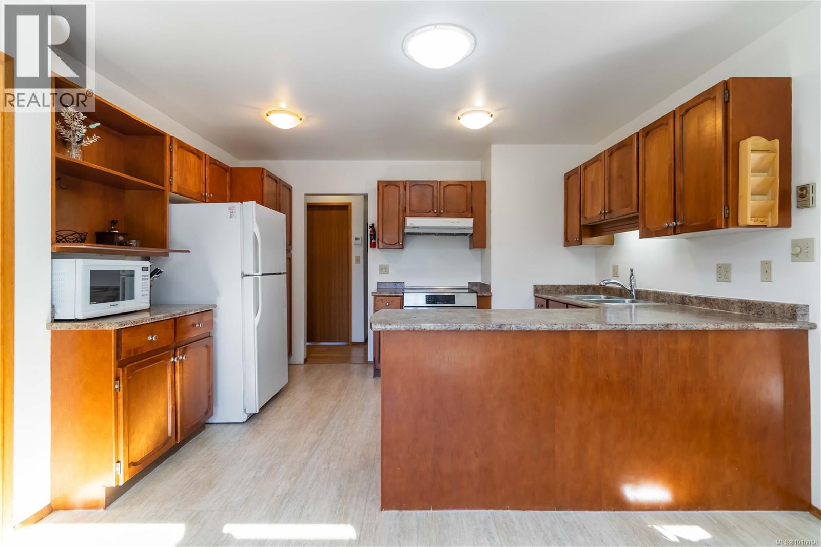  711 Miller Avenue, Saanich