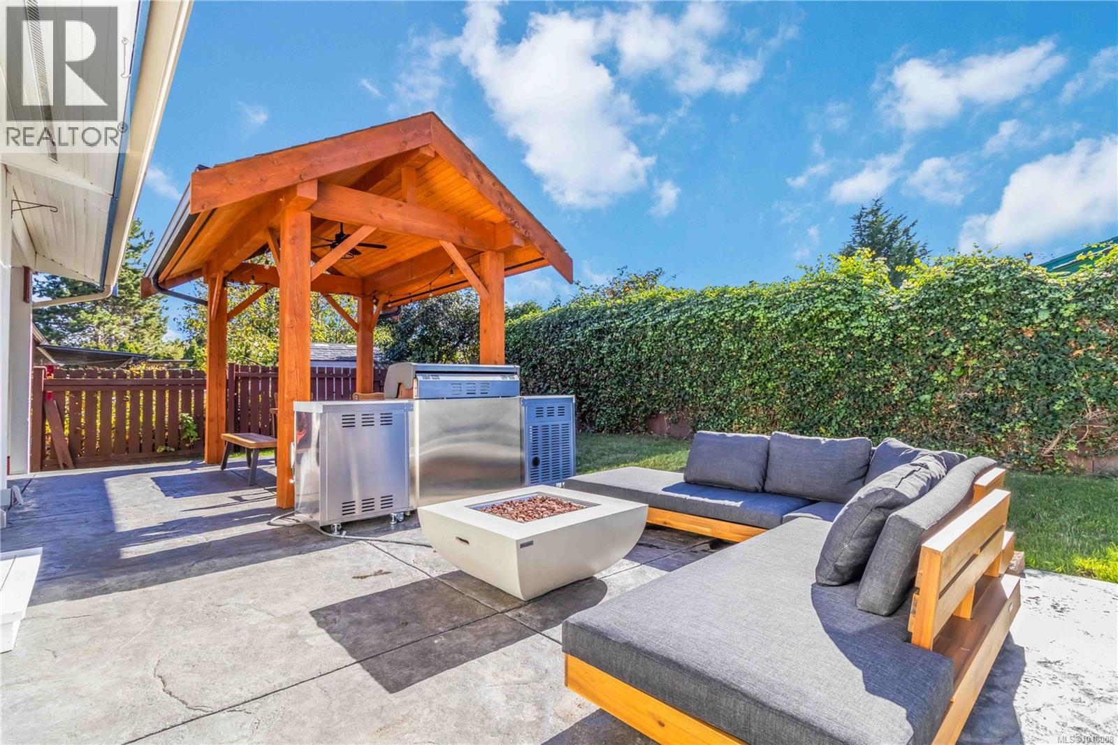  711 Miller Avenue, Saanich
