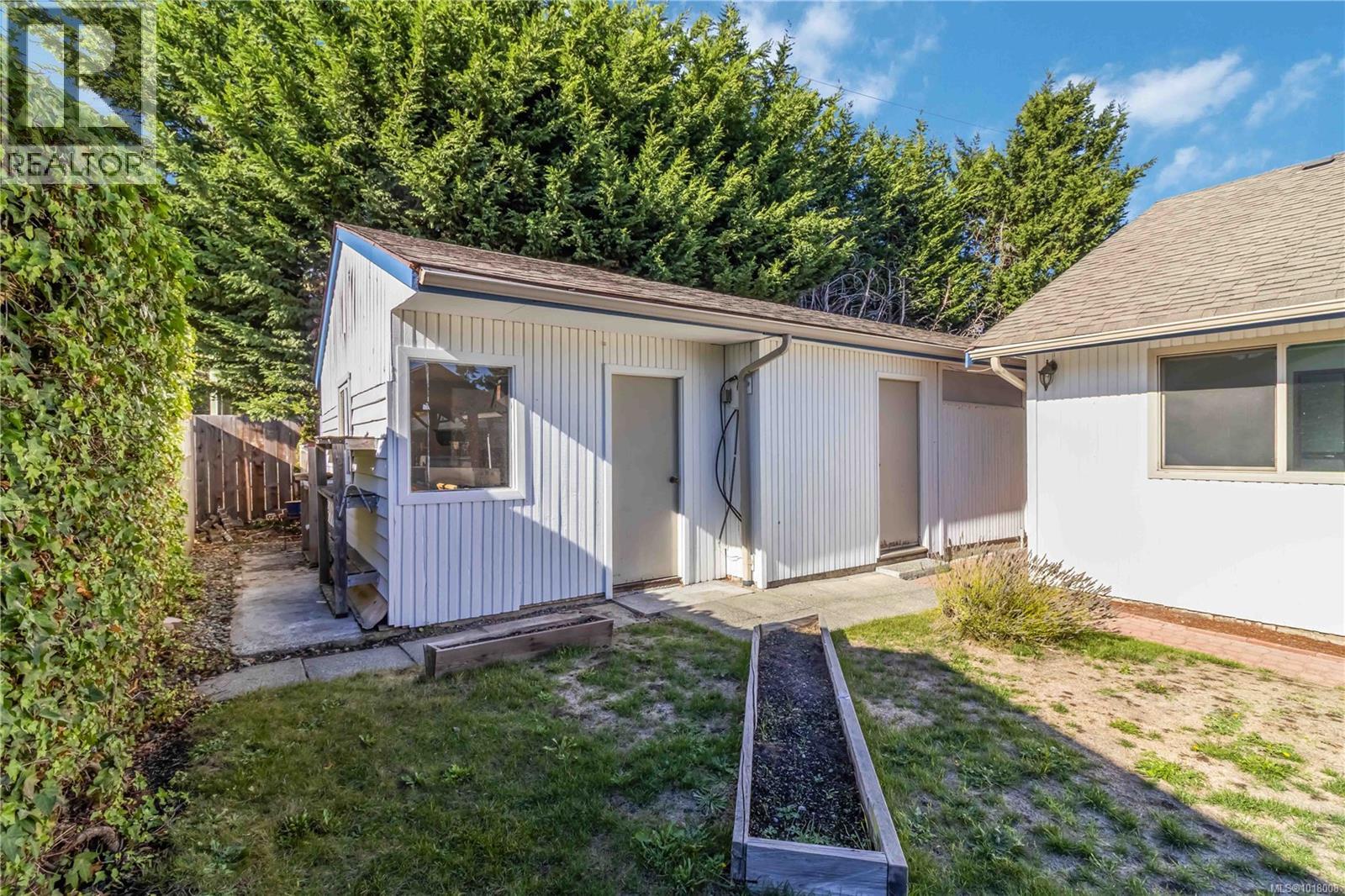  711 Miller Avenue, Saanich