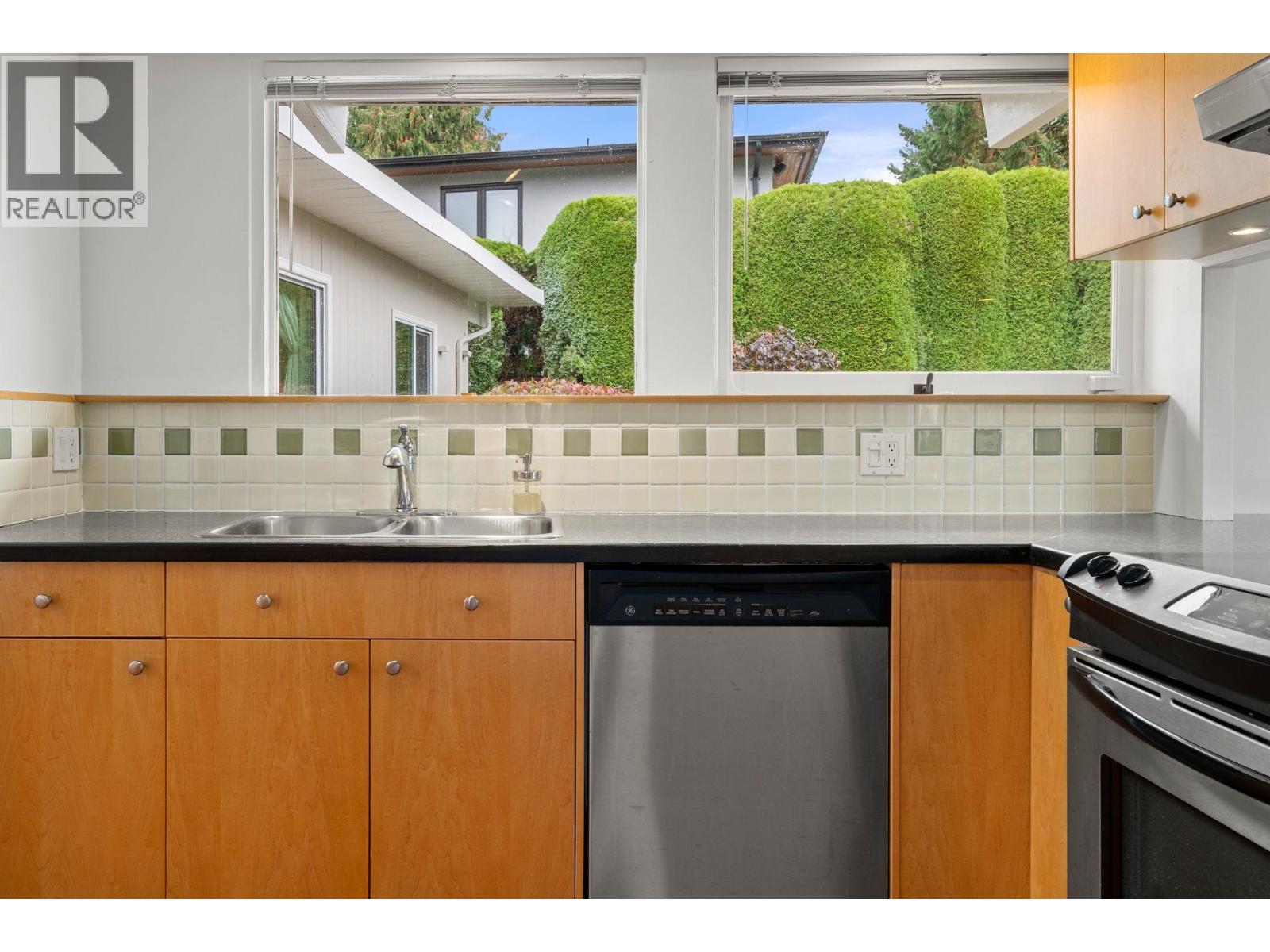 749 WINONA AVENUE, North Vancouver