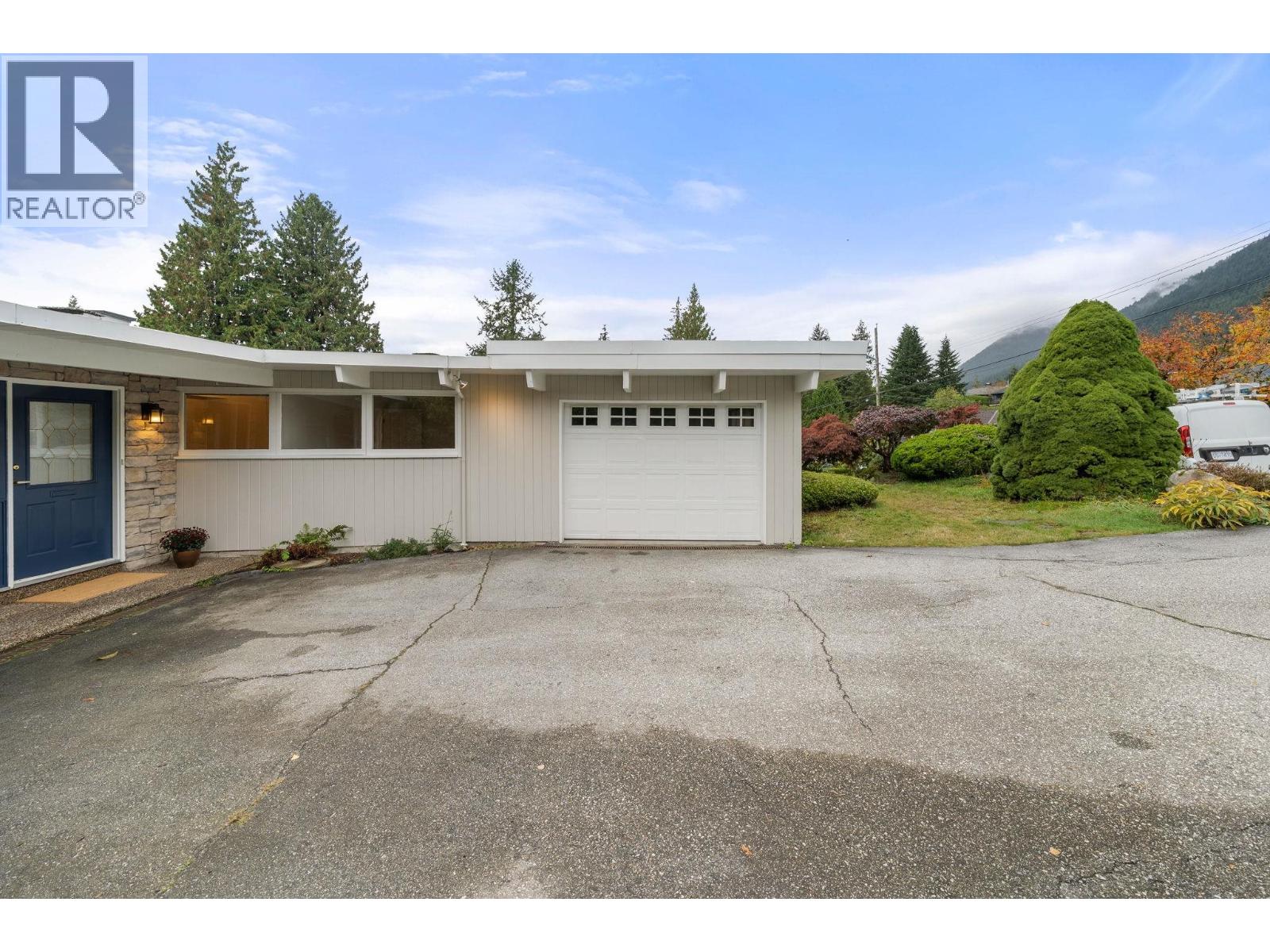 749 WINONA AVENUE, North Vancouver