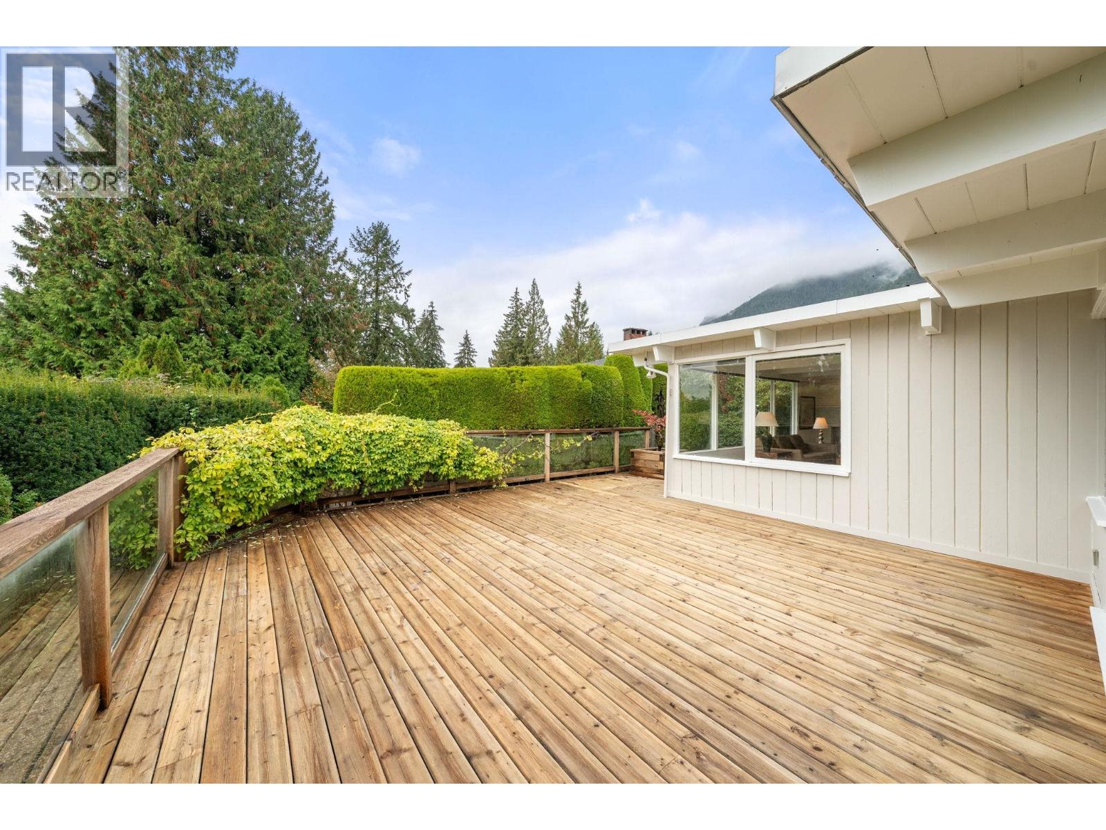 749 WINONA AVENUE, North Vancouver