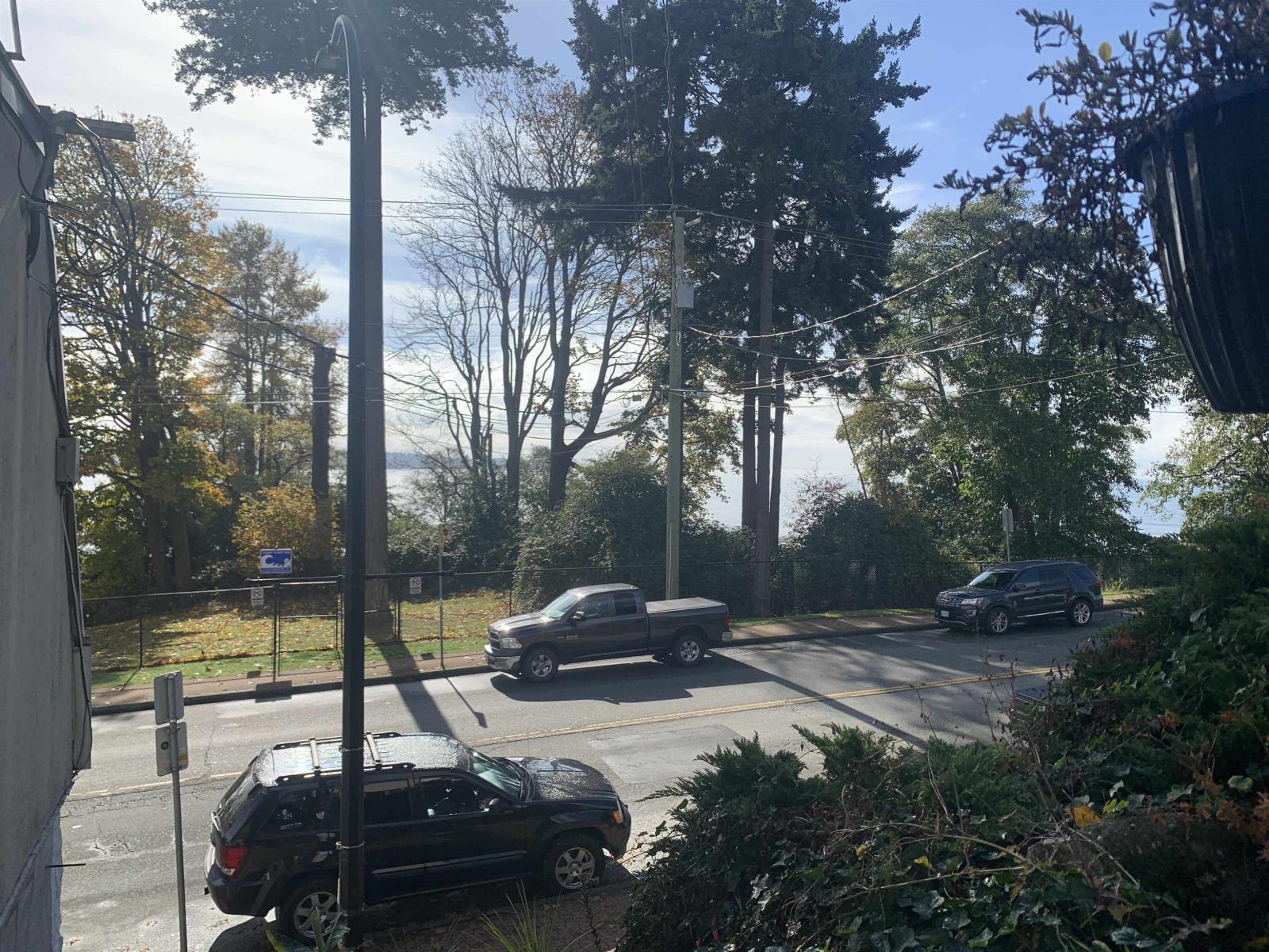 15671 MARINE DRIVE, White Rock