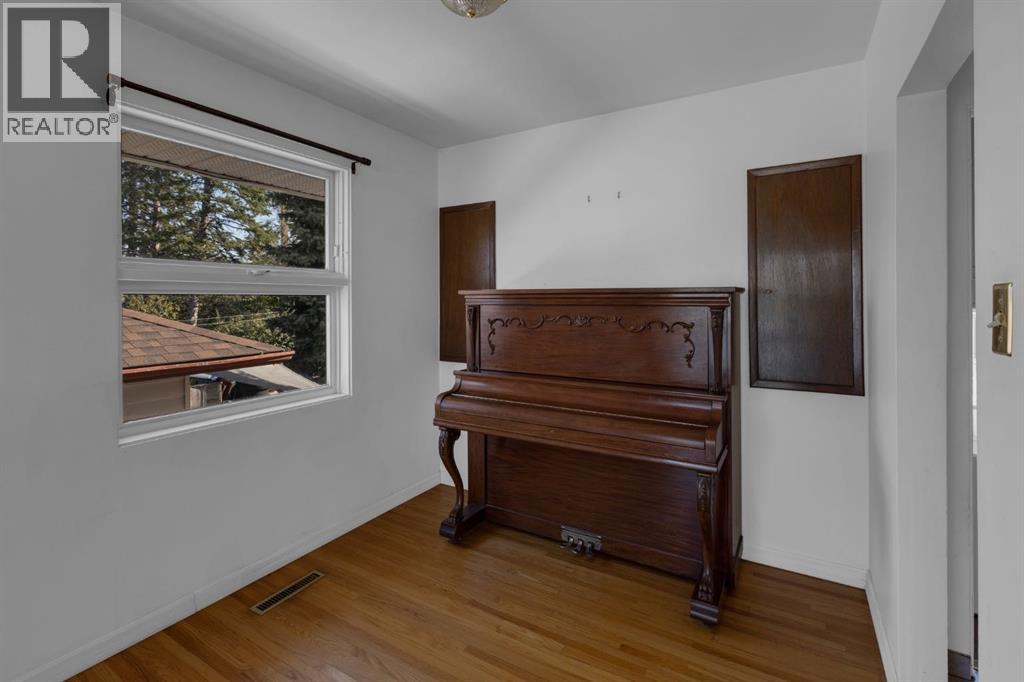 Single Family House Bungalow for Sale in   Avenue NE Winston Heights/Mountview Calgary 