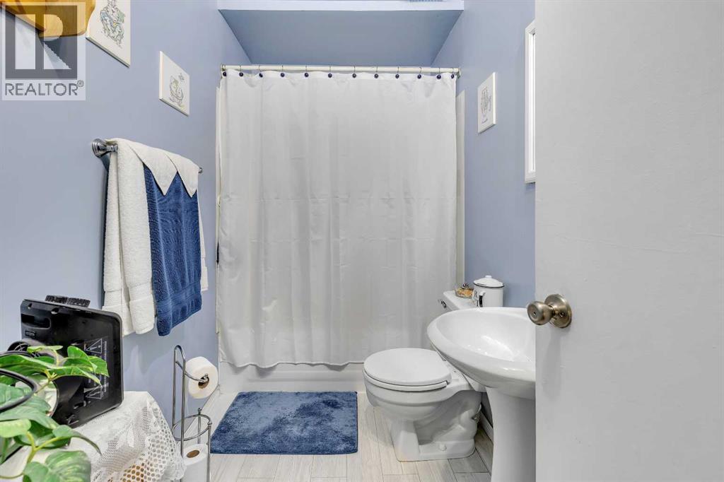 Single Family House 4 Level for Sale in  Bowglen Crescent NW Bowness Calgary 