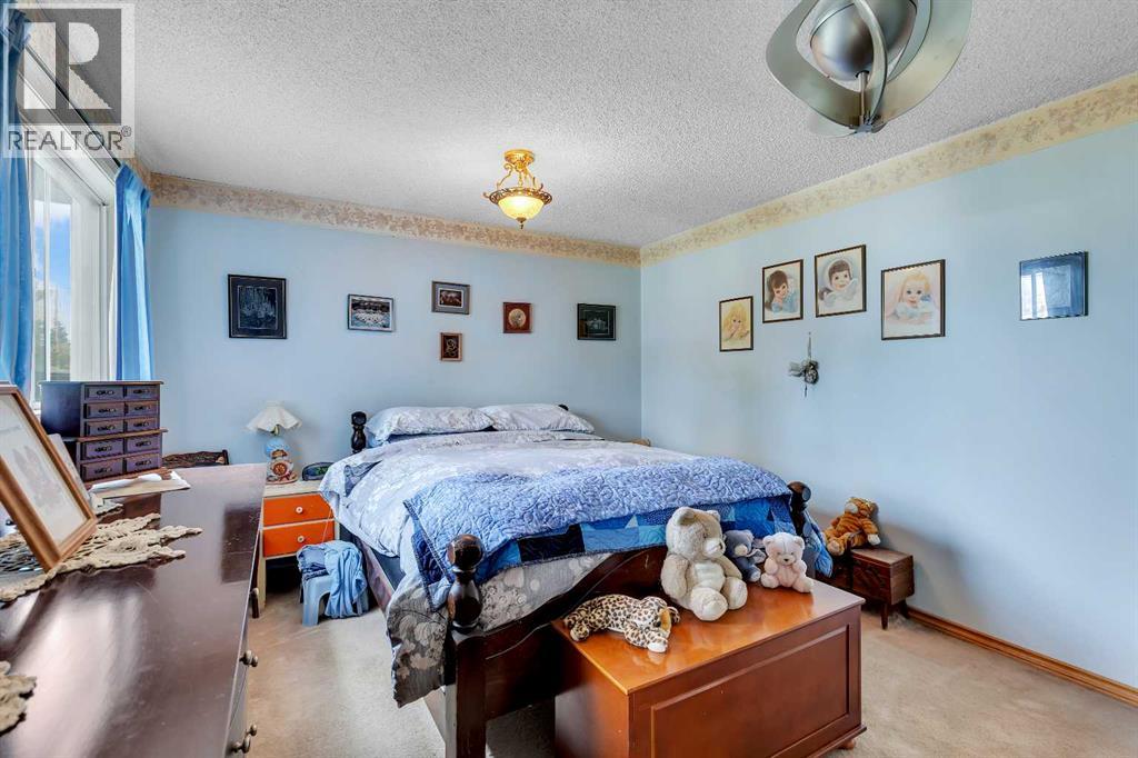 Single Family House 4 Level for Sale in  Bowglen Crescent NW Bowness Calgary 