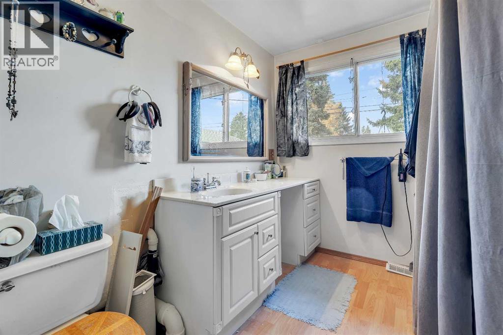 Single Family House 4 Level for Sale in  Bowglen Crescent NW Bowness Calgary 