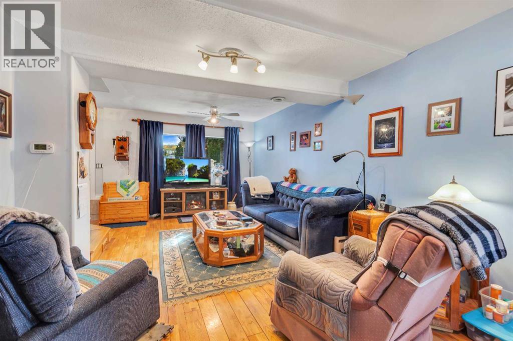 Single Family House 4 Level for Sale in  Bowglen Crescent NW Bowness Calgary 