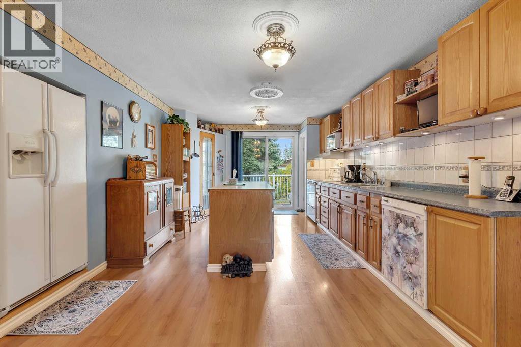 Single Family House 4 Level for Sale in  Bowglen Crescent NW Bowness Calgary 