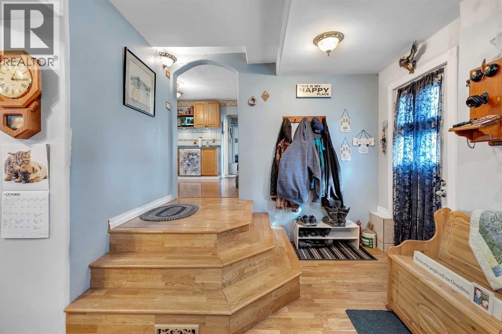 Single Family House 4 Level for Sale in  Bowglen Crescent NW Bowness Calgary 