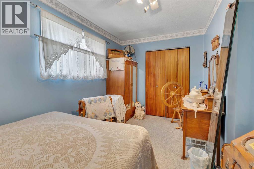 Single Family House 4 Level for Sale in  Bowglen Crescent NW Bowness Calgary 